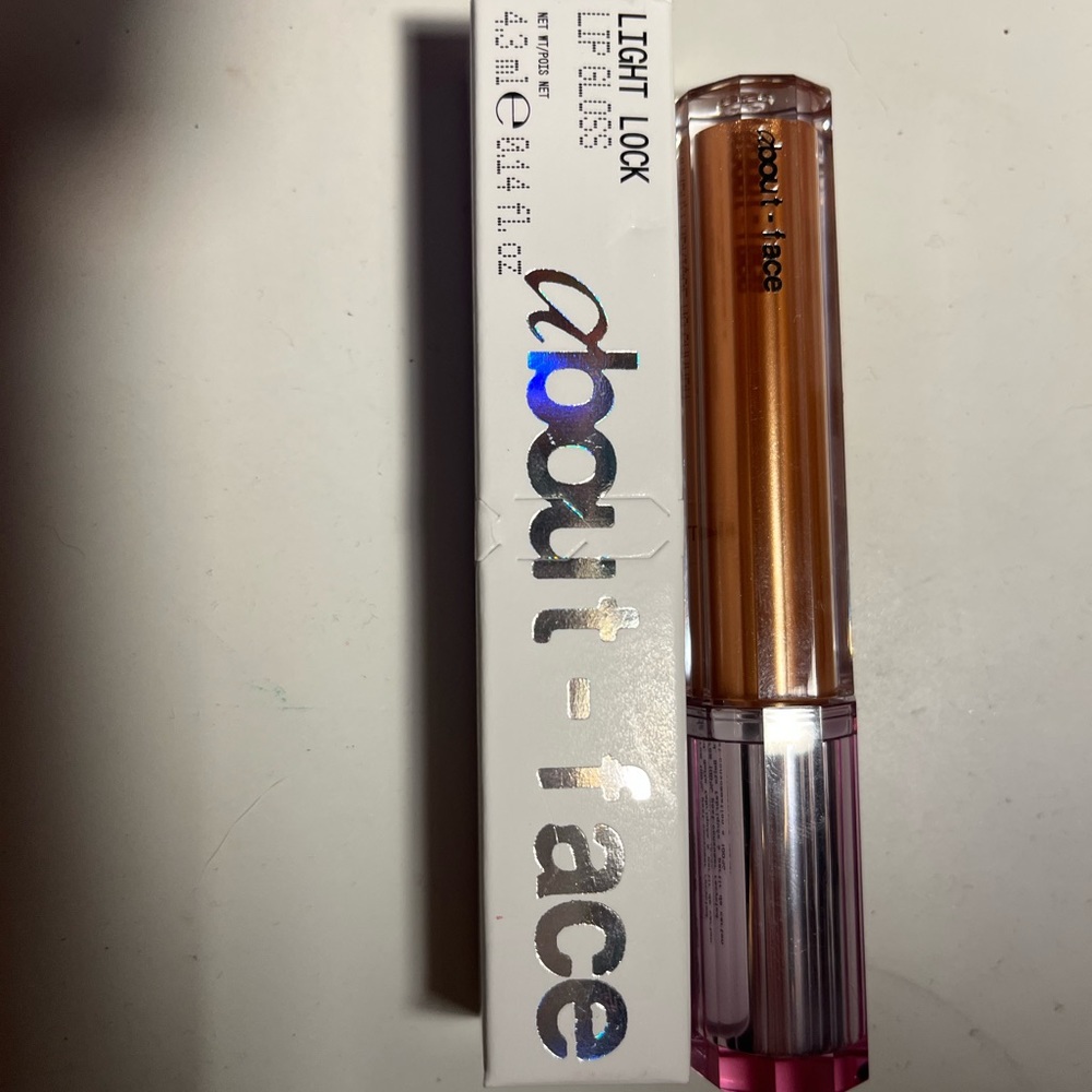LIGHTLOCK Lip Gloss from about-face in the shade Peyton